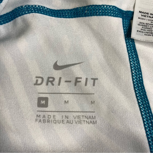 Nike Abstract Print Capri Legging Size Medium - Picture 3 of 8